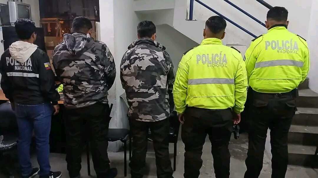 Cuatro policías fueron detenidos por ingresar droga a la cárcel de Cotopaxi