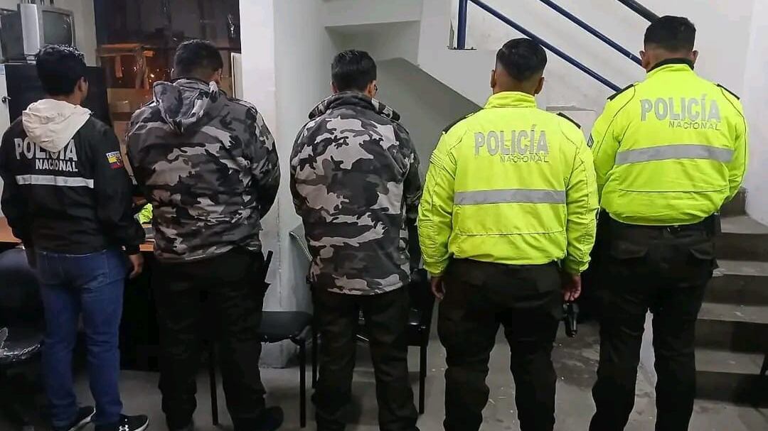 Cuatro policías fueron detenidos por ingresar droga a la cárcel de Cotopaxi