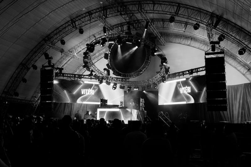 VITÉRI, DJ y productor ecuatoriano, durante una presentación en la escena electrónica.