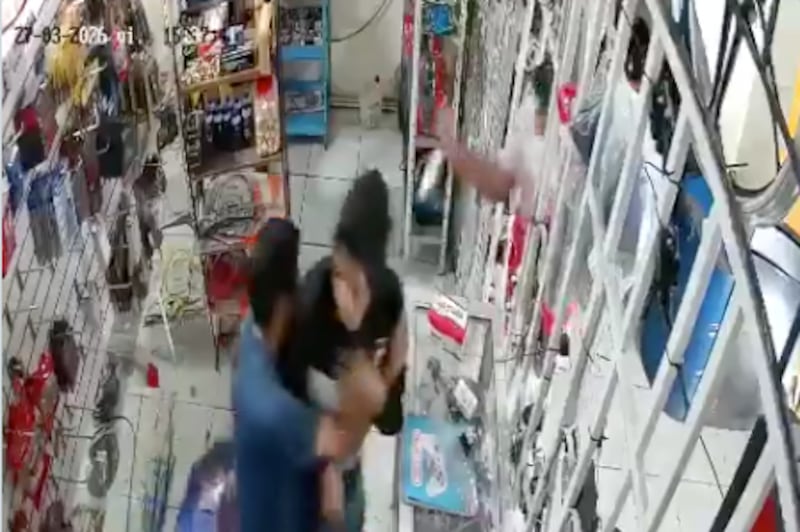 Captan violento asalto armado al sur de Guayaquil que dejó a los dueños de un local heridos