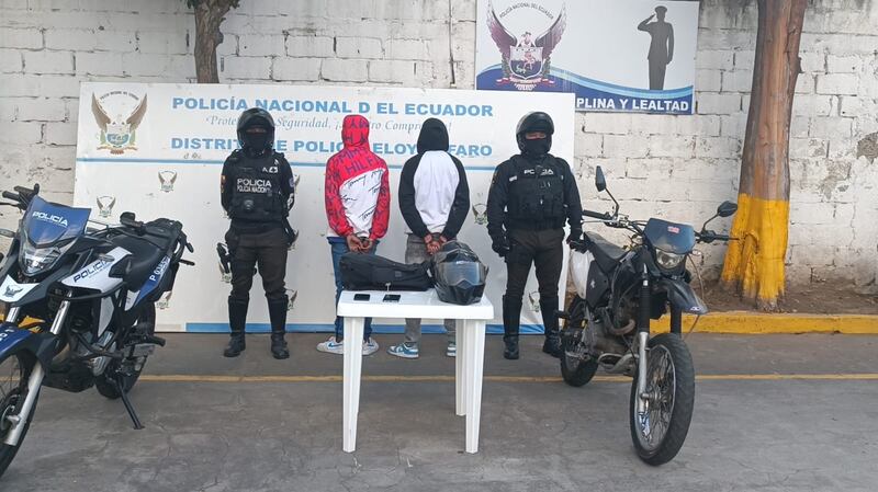 En plena calle, supuestos miembros de ‘Los Lobos’ extorsionaron a ciudadano en el sur de Quito.
