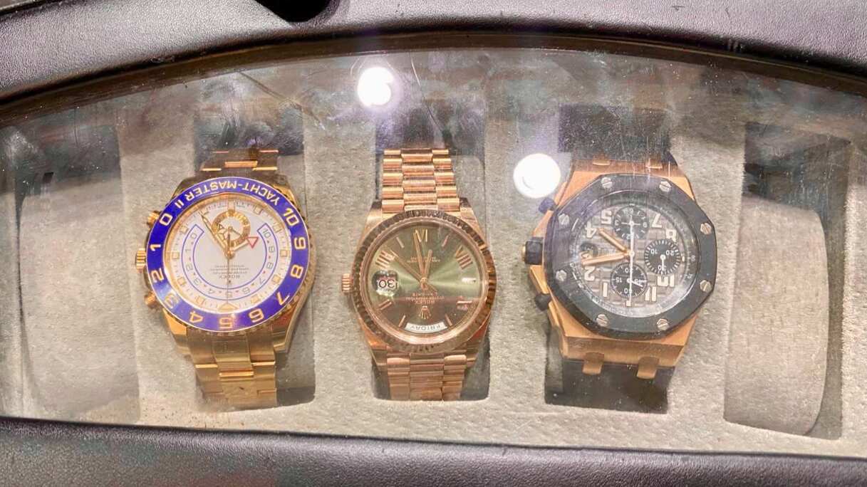 Armas de fuego, Rolex y hasta miles de dólares: lo que encontraron en la casa del exasambleísta Pablo Muentes.