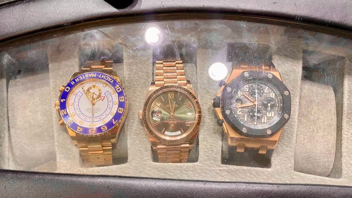 Armas de fuego, Rolex y hasta miles de dólares: lo que encontraron en la casa del exasambleísta Pablo Muentes.