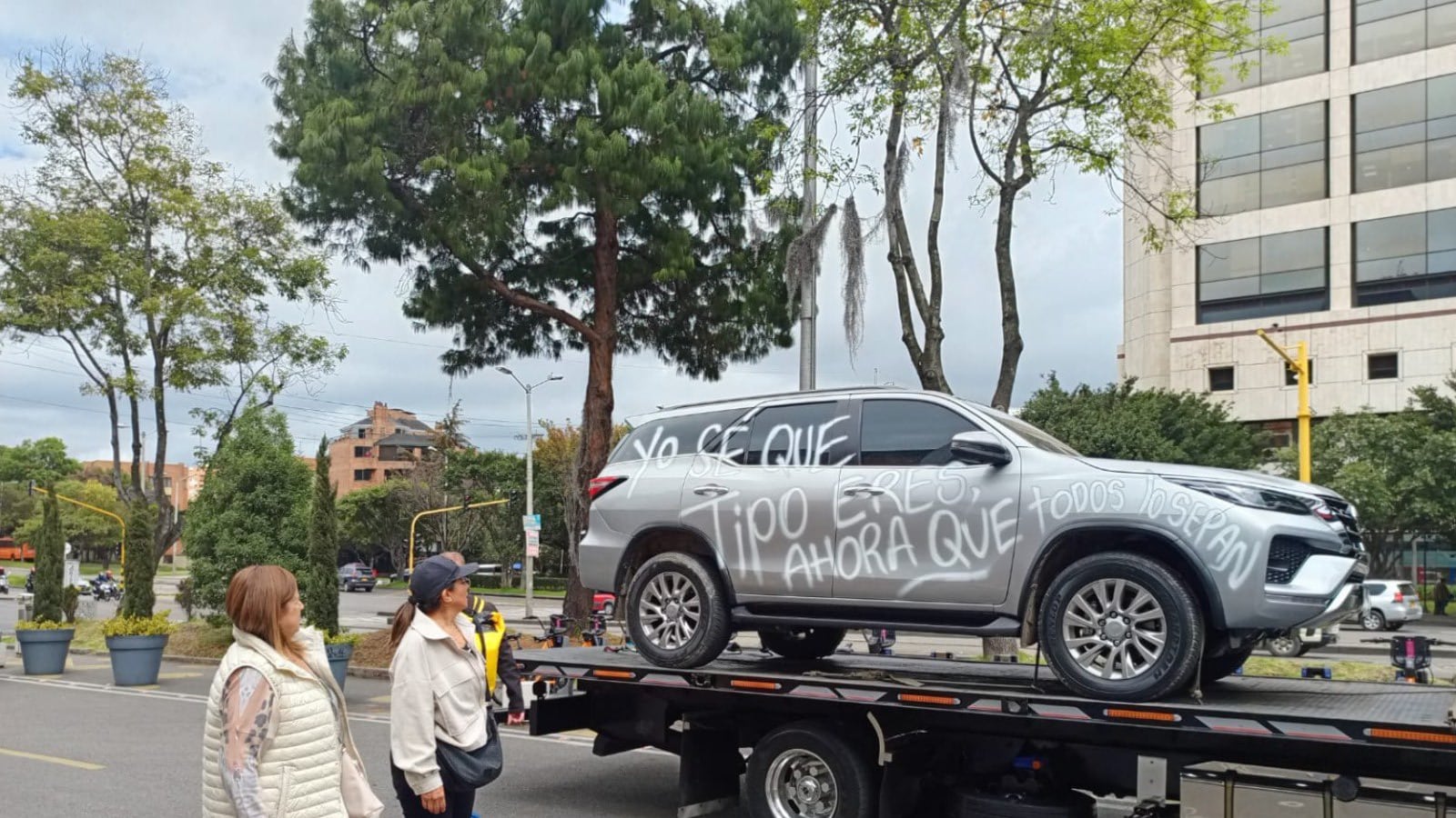 "Jamas pensé que eras de ese tipo" Mujer destruye y raya el carro de su novio al descubrir infidelidad