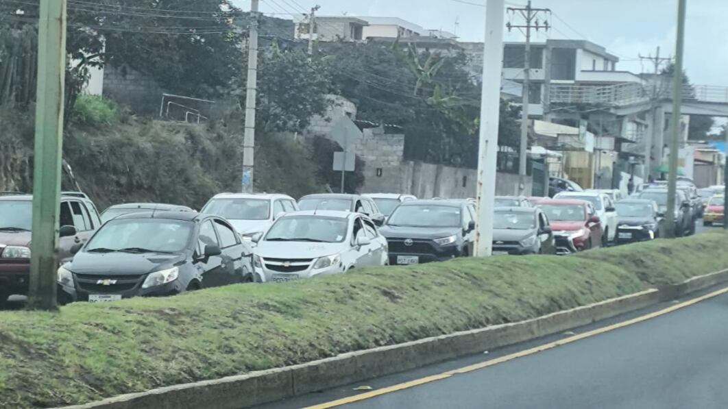 Reportan congestión vehicular en la Panamericana Norte, en Quito