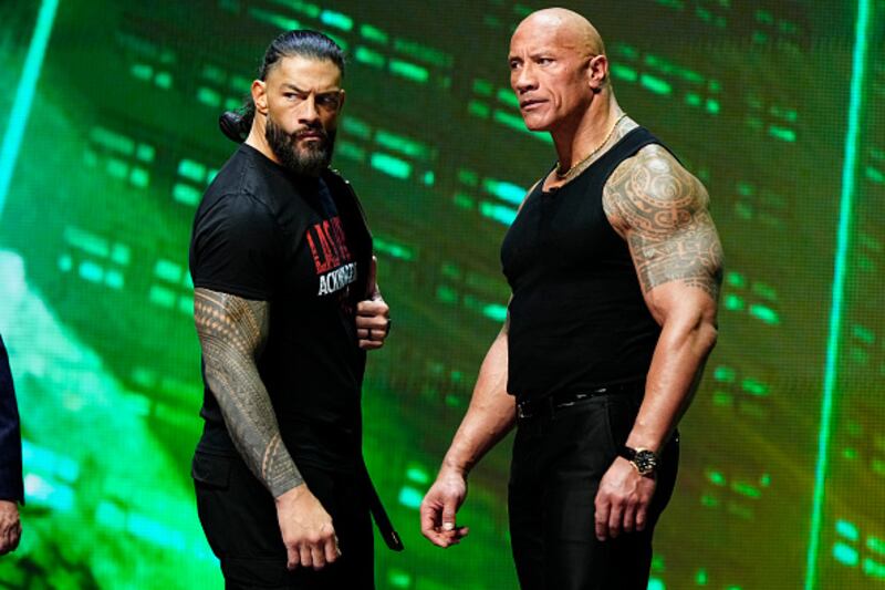 Roman Reigns y The Rock.