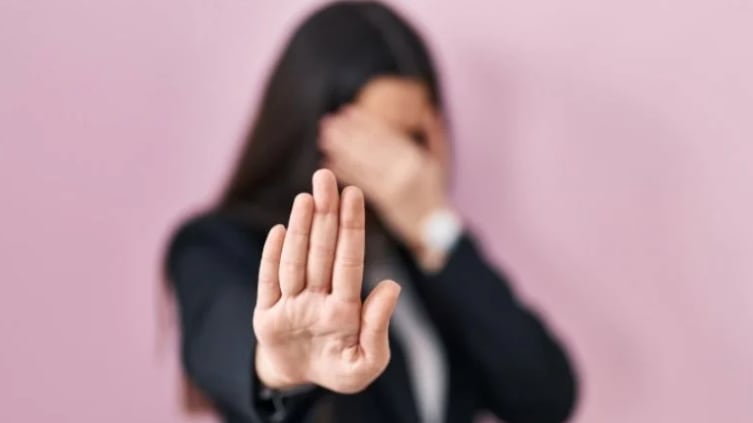 Despertó y encontró a un desconocido en su cama: descubrió que su esposo la drogaba para que otros hombres abusaran de ella