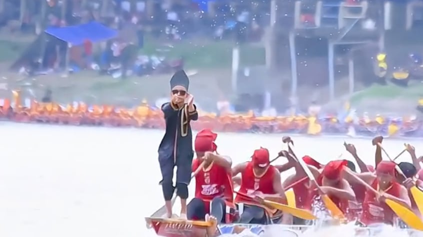 Dika, el niño que baila en una canoa en Indonesia, es nombrado embajador turístico