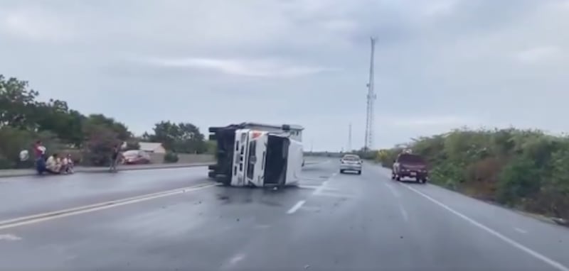 Camión con pescado se accidenta en Santa Elena y ciudadanos se llevan la carga.