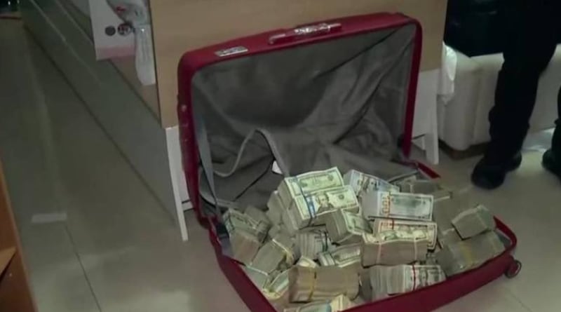 Mujer policía que escondía medio millón de dólares en efectivo recibe arresto domiciliario por lactancia