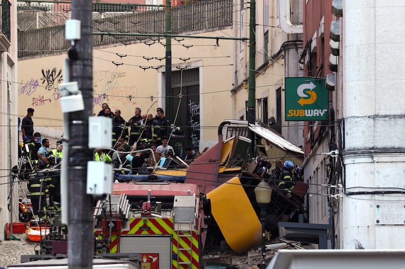 Rescatistas y bomberos trabajan en el lugar del descarrilamiento del funicular Gloria en Lisboa, Portugal, el 3 de septiembre de 2025.