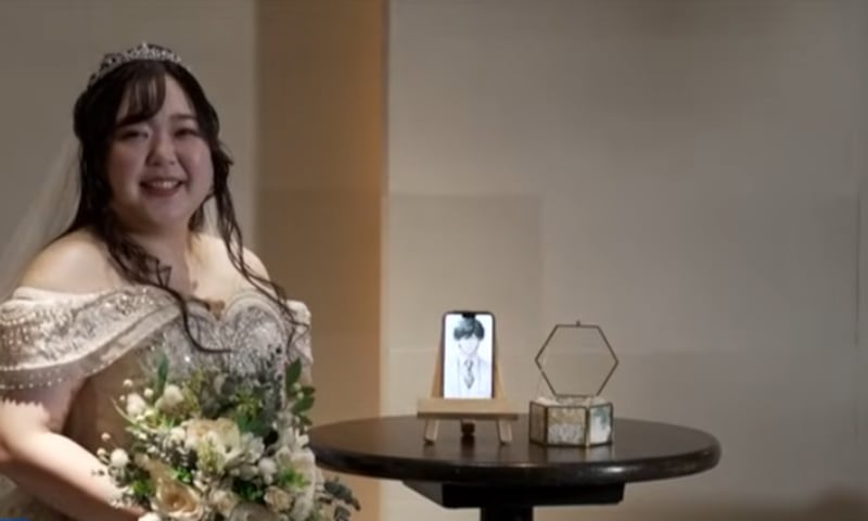 Mujer celebra boda simbólica con un chatbot en Japón