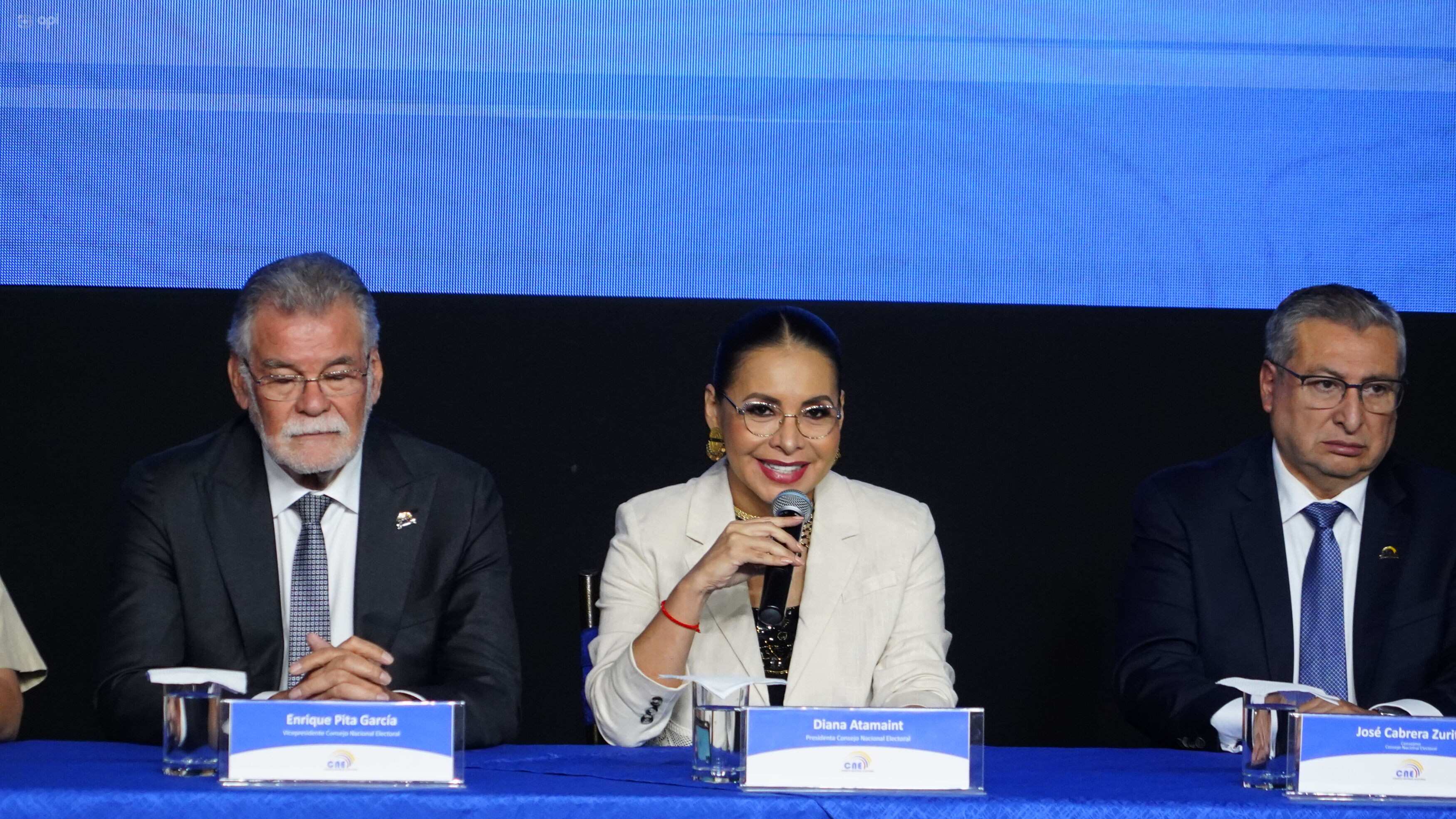 Diana Atamaint da a conocer el cierre de la jornada electoral.