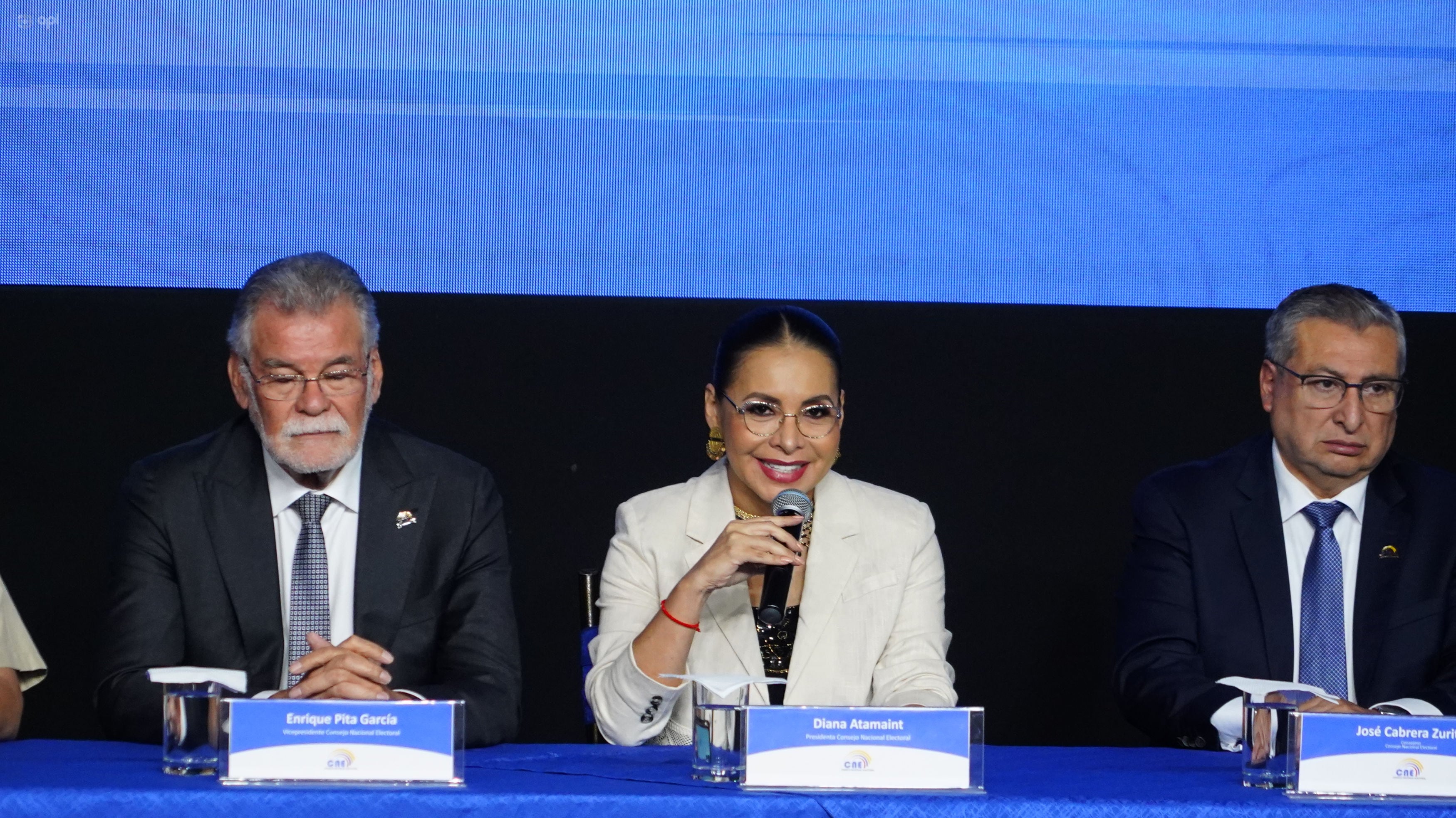 Diana Atamaint da a conocer el cierre de la jornada electoral.