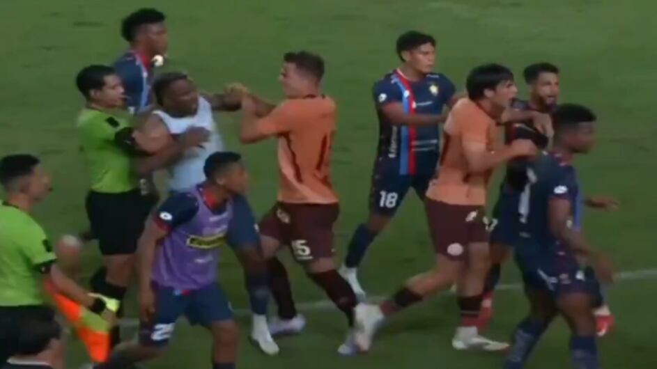 Pelea campal entre El Nacional y Universitario