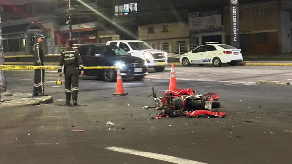 VIDEO: el momento en que una moto con dos ocupantes se impactaron contra un vehículo en Quito
