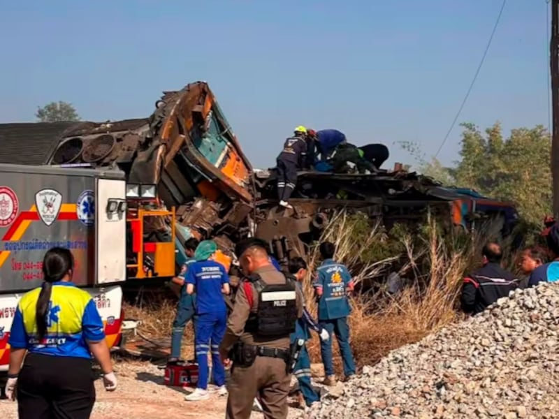 grúa cae sobre tren en Bangkok