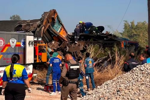 Emergencia en Tailandia: decenas de pasajeros atrapados tras accidente ferroviario