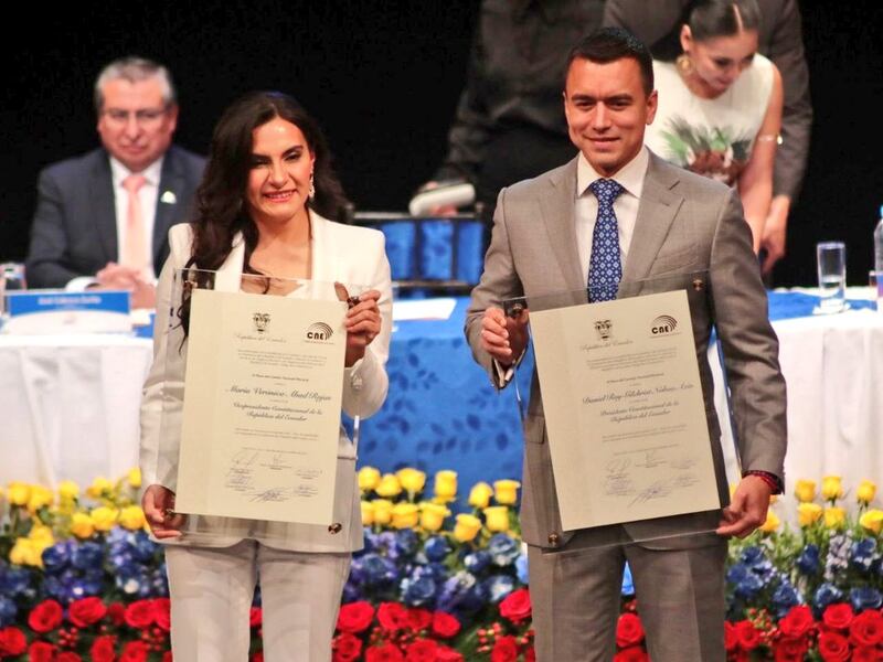 Daniel Noboa y Verónica Abad recibiendo las credenciales que los habilitan como nuevos mandatarios de Ecuador