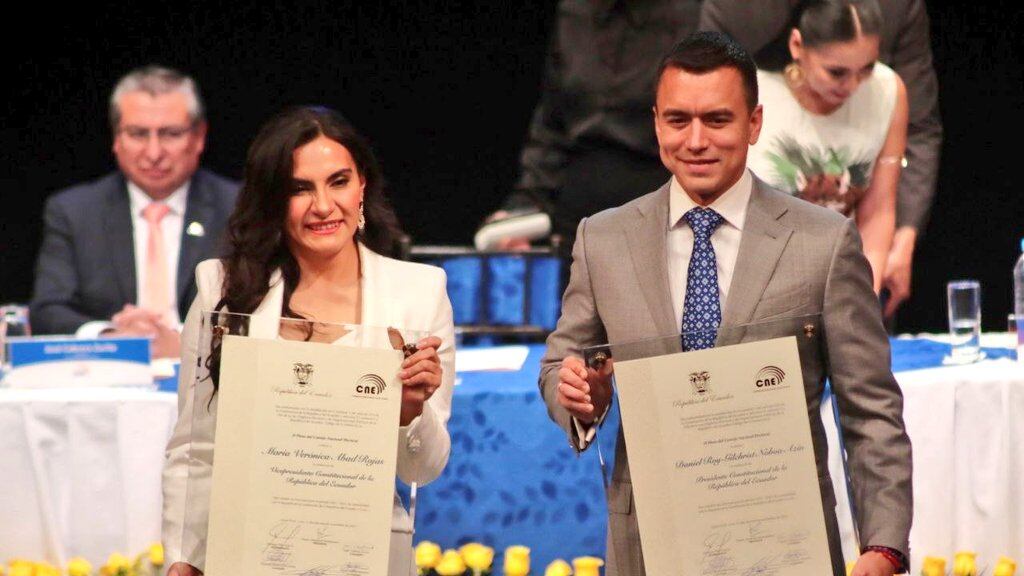 Daniel Noboa y Verónica Abad recibiendo las credenciales que los habilitan como nuevos mandatarios de Ecuador
