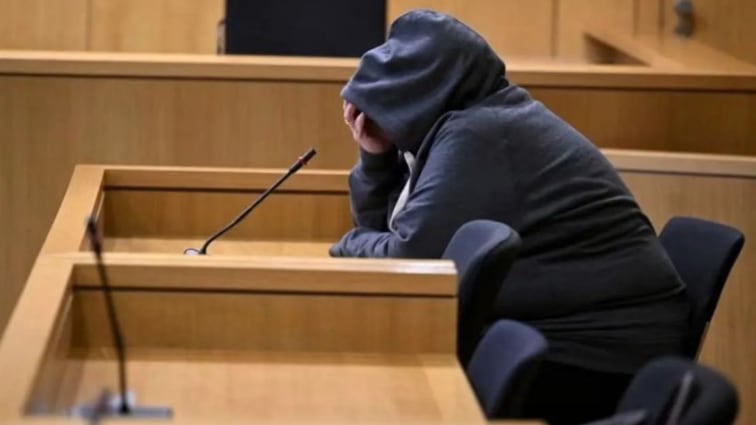 Hombre drogó y abusó de su esposa por 15 años; vendía sus fotos por internet