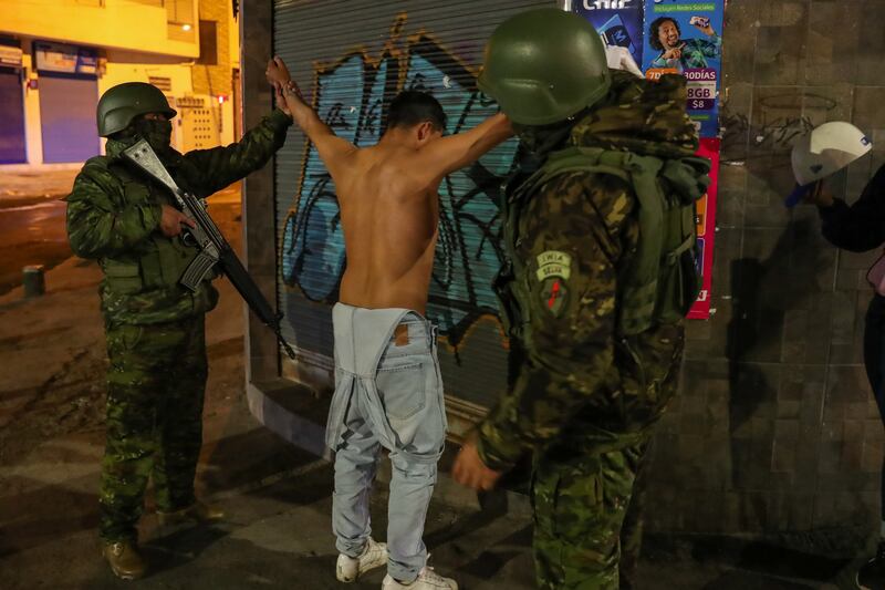Militares ecuatorianos realizaron un operativo de control de armas por las calles de la capital de Ecuador
