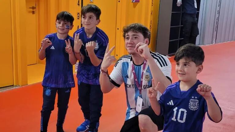 Hijos de Messi se viralizan tras pedirle una foto a un artista argentino
