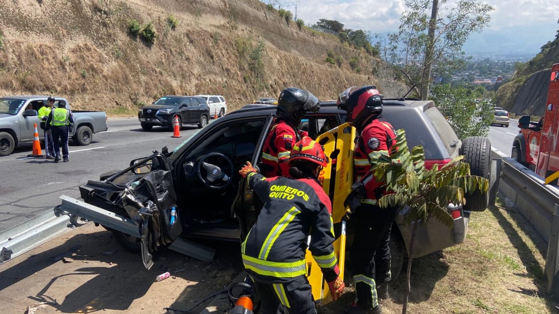 Dos personas resultaron heridas tras siniestro de tránsito en la Ruta Viva, en Quito