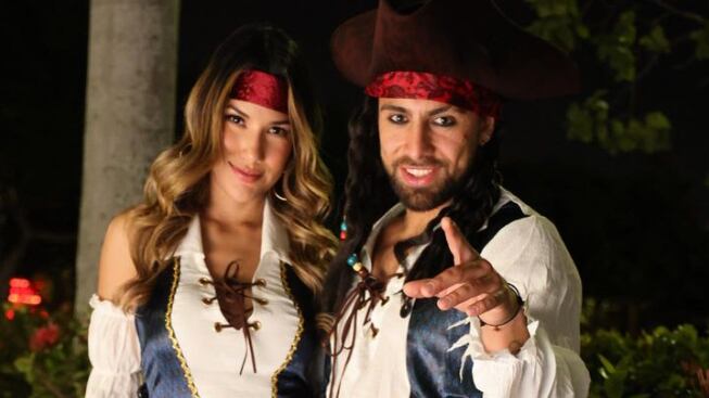 Alejandra Jaramillo disfrazada de pirata junto a Beta Mejía.