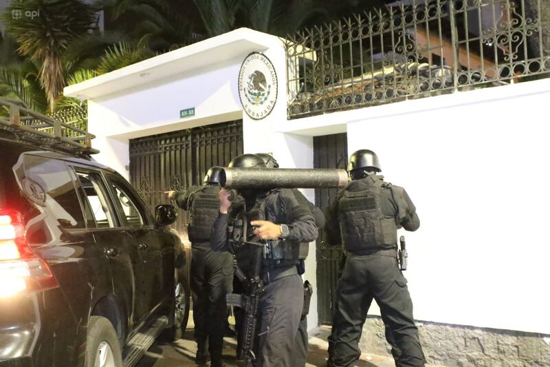El Bloque de Seguridad ingresó a la Embajada de México en Quito y detuvo a Jorge Glas.