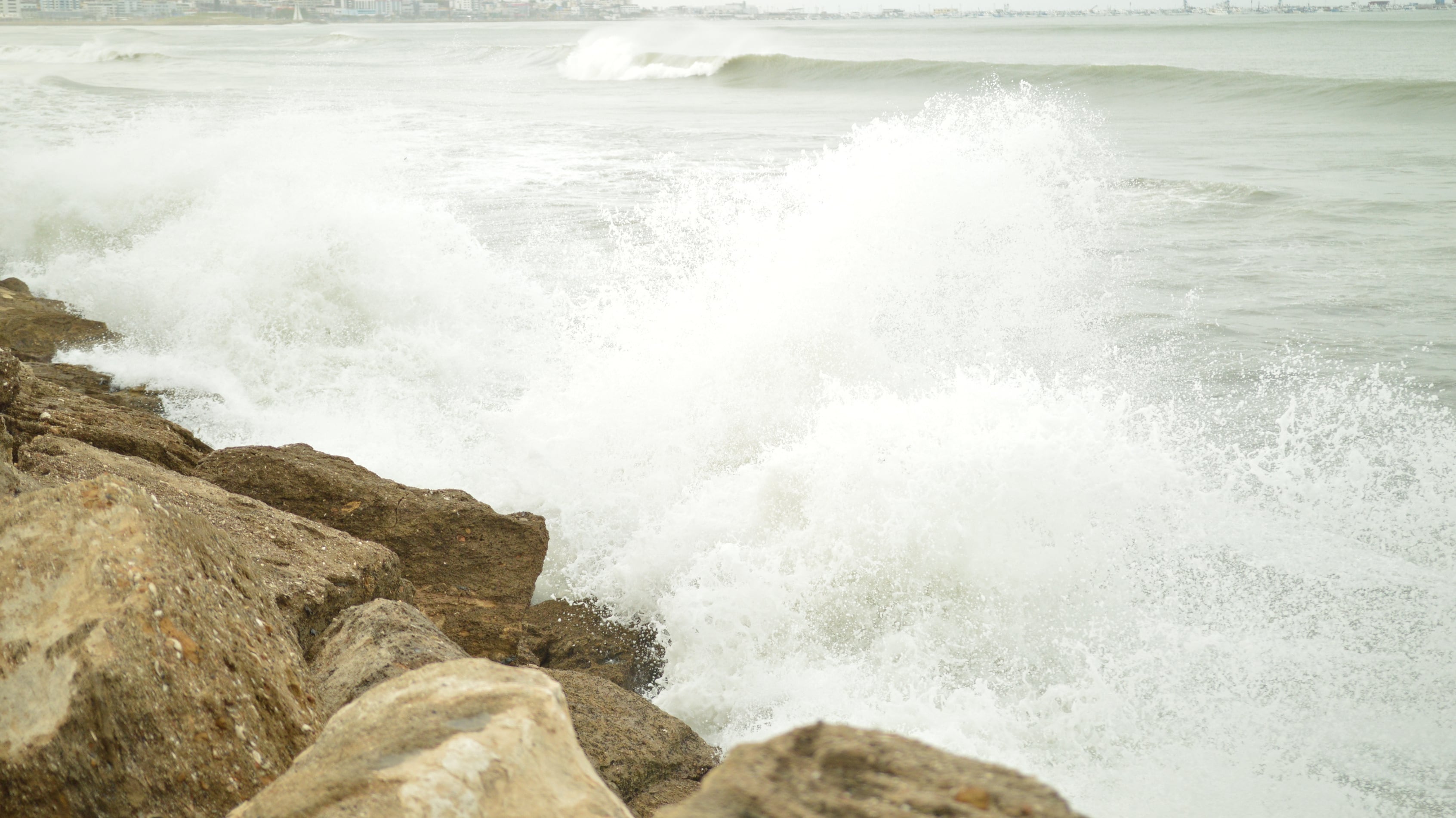 Manta, 27 de noviembre de 2024. Fuerte oleaje golpeó este viernes las costas de Manabí. API / PAUL OCHOA