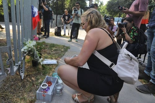 Personas rinden homenaje a Sebastián Piñera en su casa en Santiago: llegaron con flores y cantaron himno
