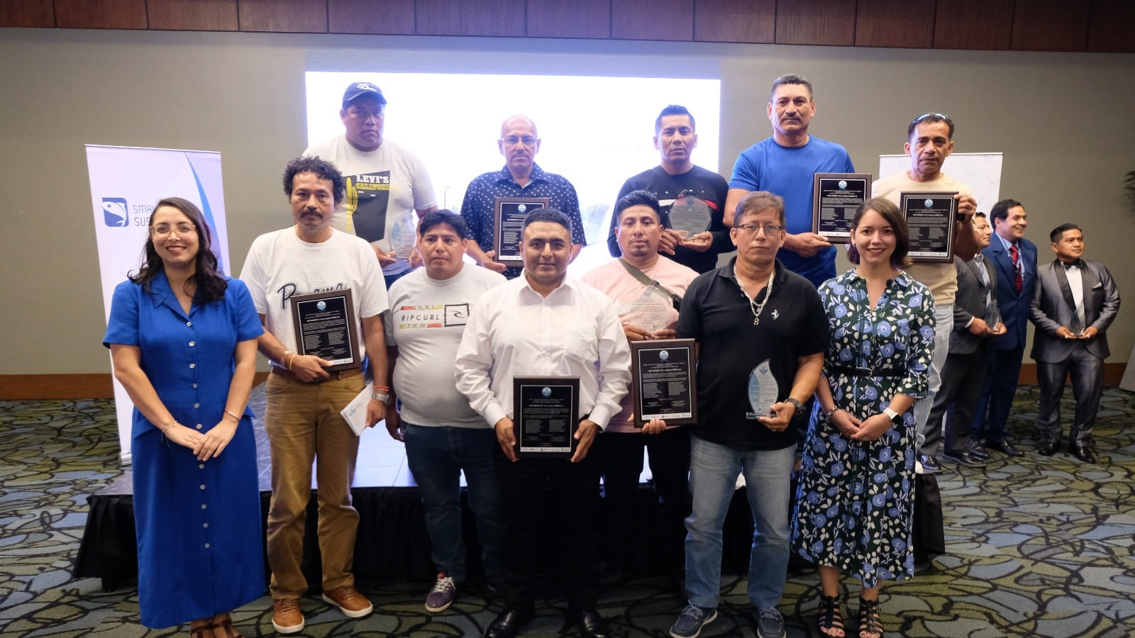 Tripulantes de NIRSA recibiendo los reconocimientos junto a capacitadoras de la Cámara Nacional de Pesquería, del programa Pesca Responsable.
