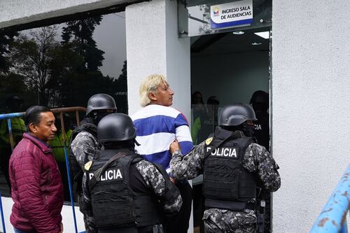 La reacción de Colón Pico cuando llega a la Unidad de Flagrancia, en Quito