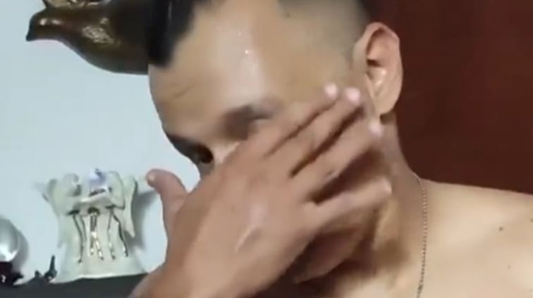 Alcalde es descubierto con otro hombre en la cama por su esposa: “He luchado mucho por este puesto”