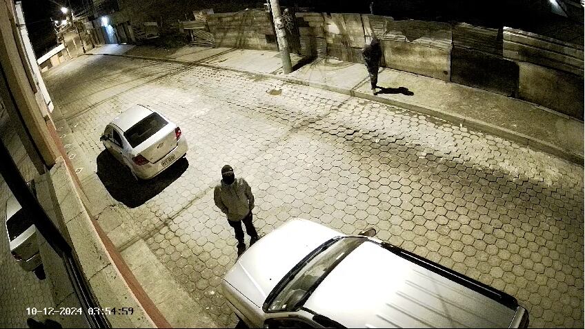 Video muestra cómo delincuentes intentaron robar un vehículo en el norte de Quito