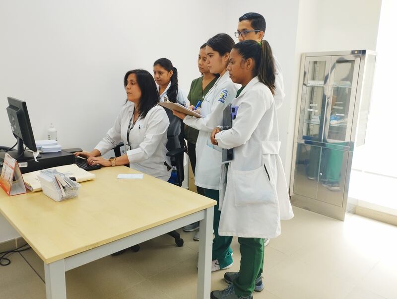 Dra. Bella Morales, responsable del servicio de Gastroenterología del hospital del IESS de Los Ceibos.