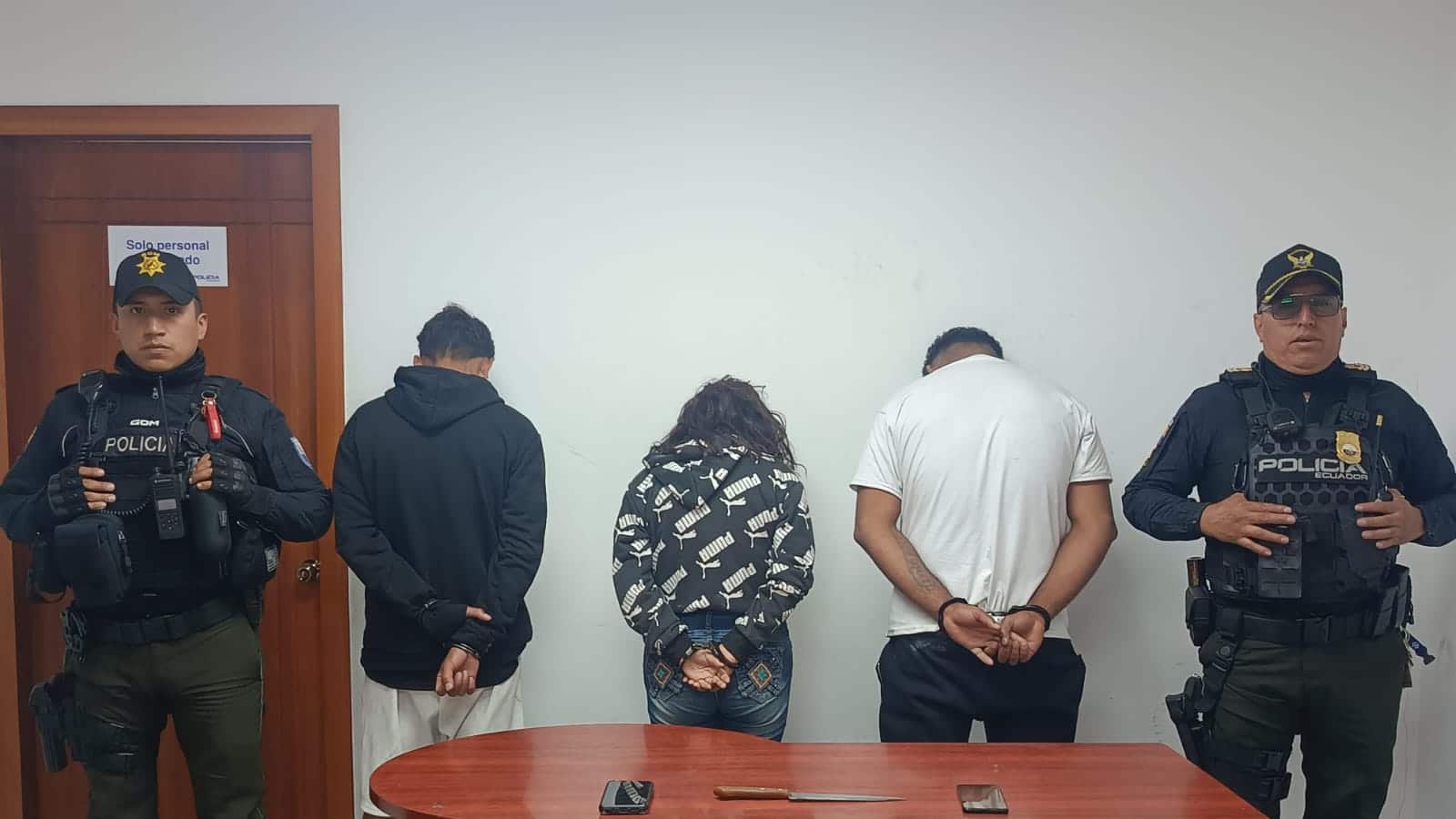 Amenazaron de muerte a un taxista para asaltarlo, pero él los persiguió y la Policía los interceptó en Quito