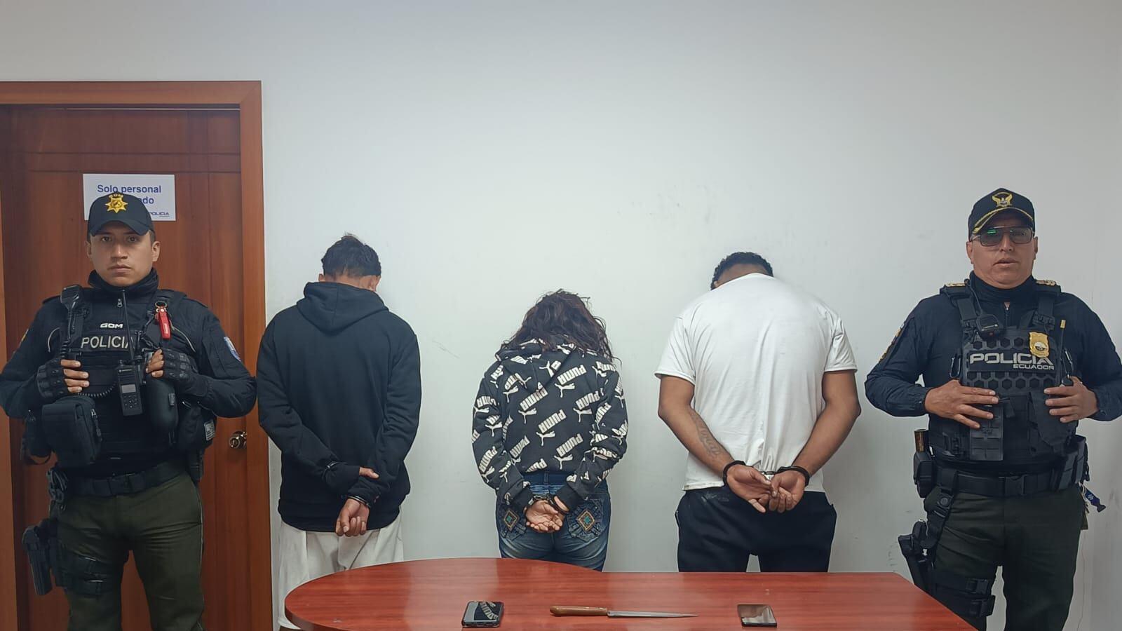 Amenazaron de muerte a un taxista para asaltarlo, pero él los persiguió y la Policía los interceptó en Quito