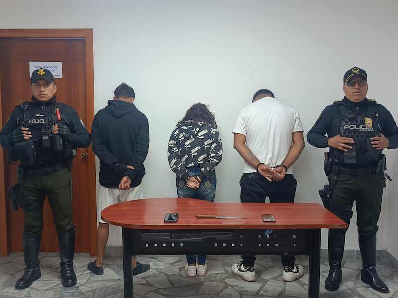 Amenazaron de muerte a un taxista para asaltarlo, pero él los persiguió y la Policía los interceptó en Quito
