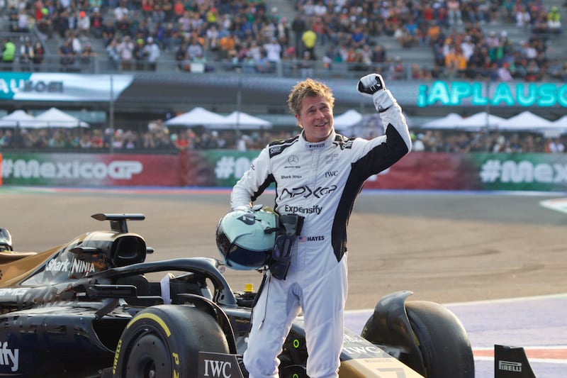 La nueva película de Fórmula 1 protagonizada por Brad Pitt incluye emocionantes escenas grabadas en el Autódromo Hermanos Rodríguez. Desde el accidente de Checo Pérez hasta la participación del público mexicano, descubre los momentos clave en los que México brilla en la cinta.