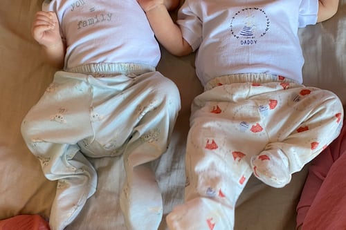 Video: se hacen virales porque tuvieron gemelos y aún no saben cómo diferenciarlos