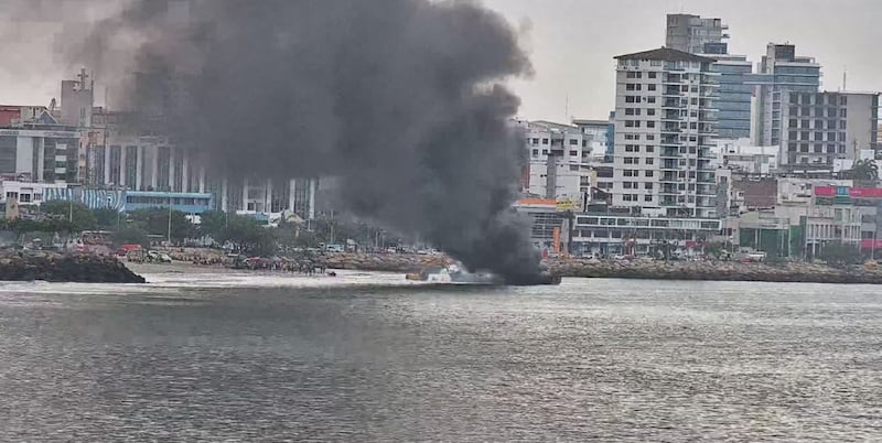 Se reactivó incendio en embarcación afectada por emergencia en el Muelle Pesquero de Manta