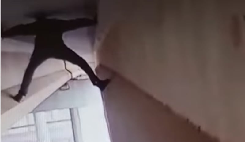 Insólito: captan a hombre intentando entrar a EE. UU. colgando de un puente - Fuente: Video de X