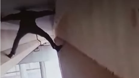 Insólito: captan a hombre intentando entrar a EE. UU. colgando de un puente - Fuente: Video de X