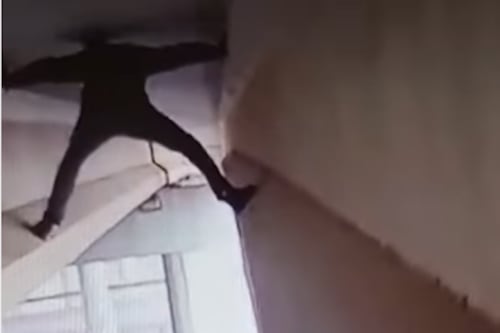 Insólito: captan a hombre intentando entrar a EE. UU. colgando de un puente