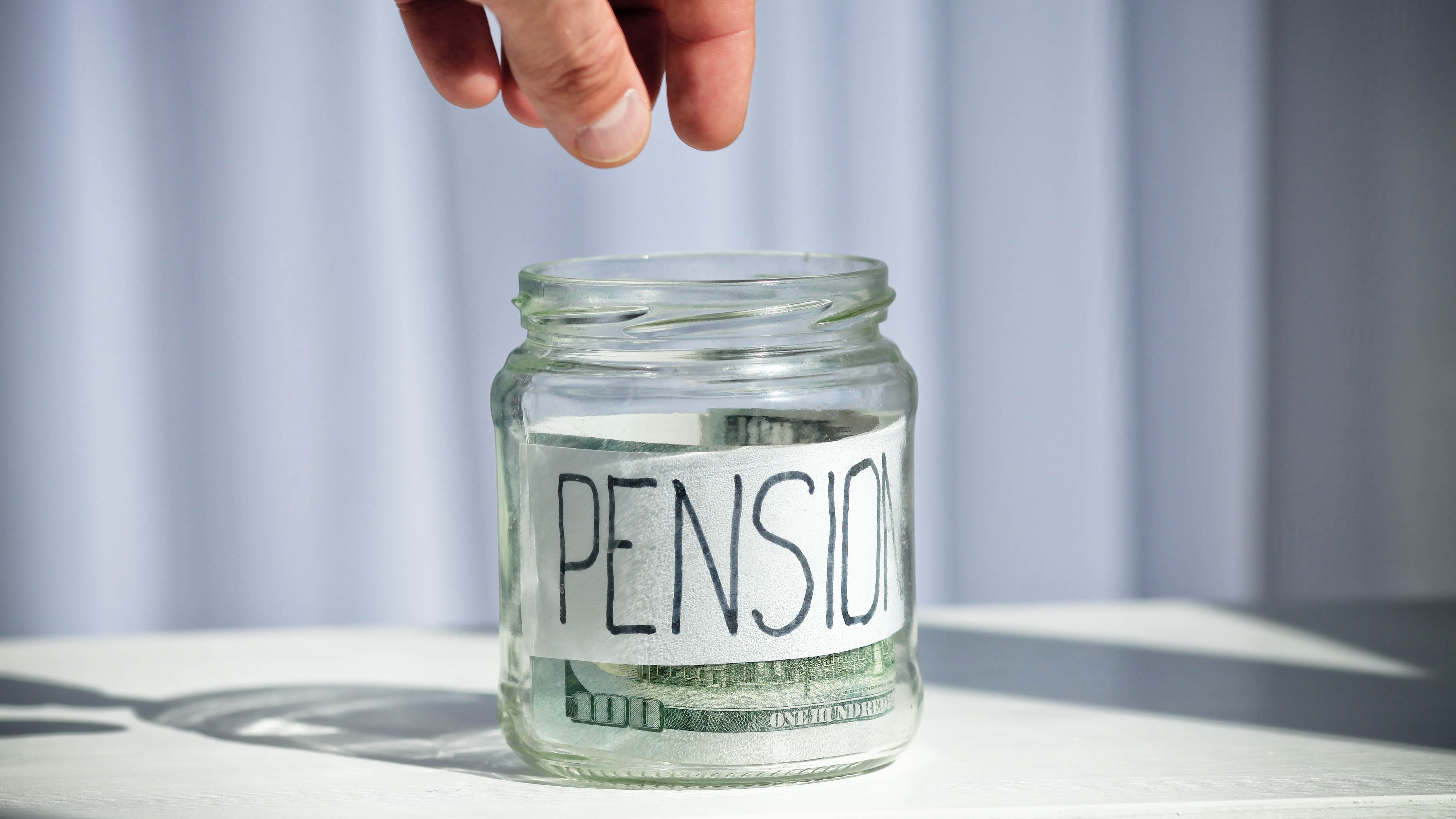 Persona que ahorra para pagar la pensión de alimentos