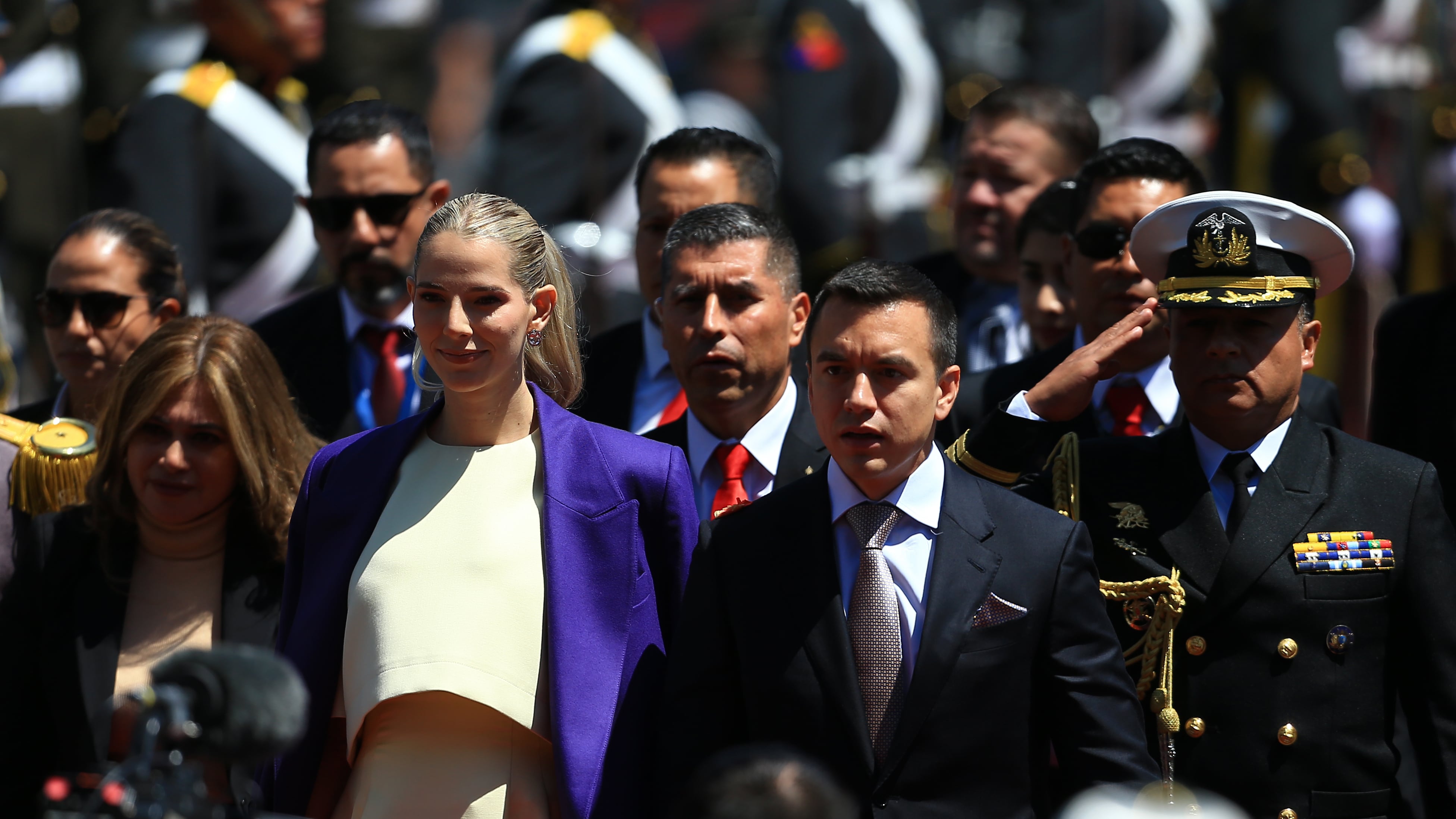 El presidnete Daniel Noboa, acompañado de su esposa, Lavinia Valbonesi llega para su ceremonia de investidura en la Asamblea
