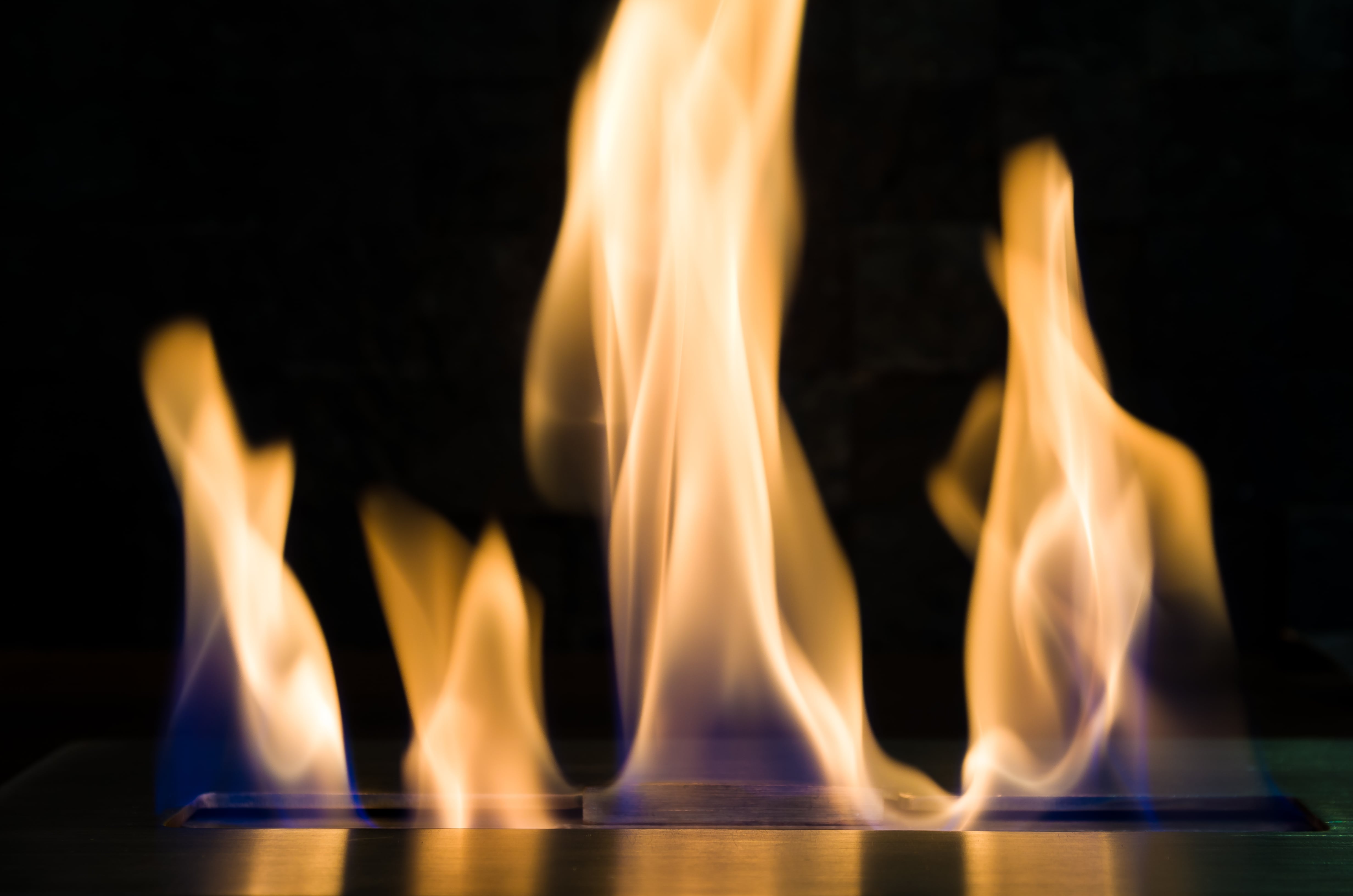 Momento en que dos hinchas de Flamengo resultan incendiados al intentar quemar una camiseta rival.