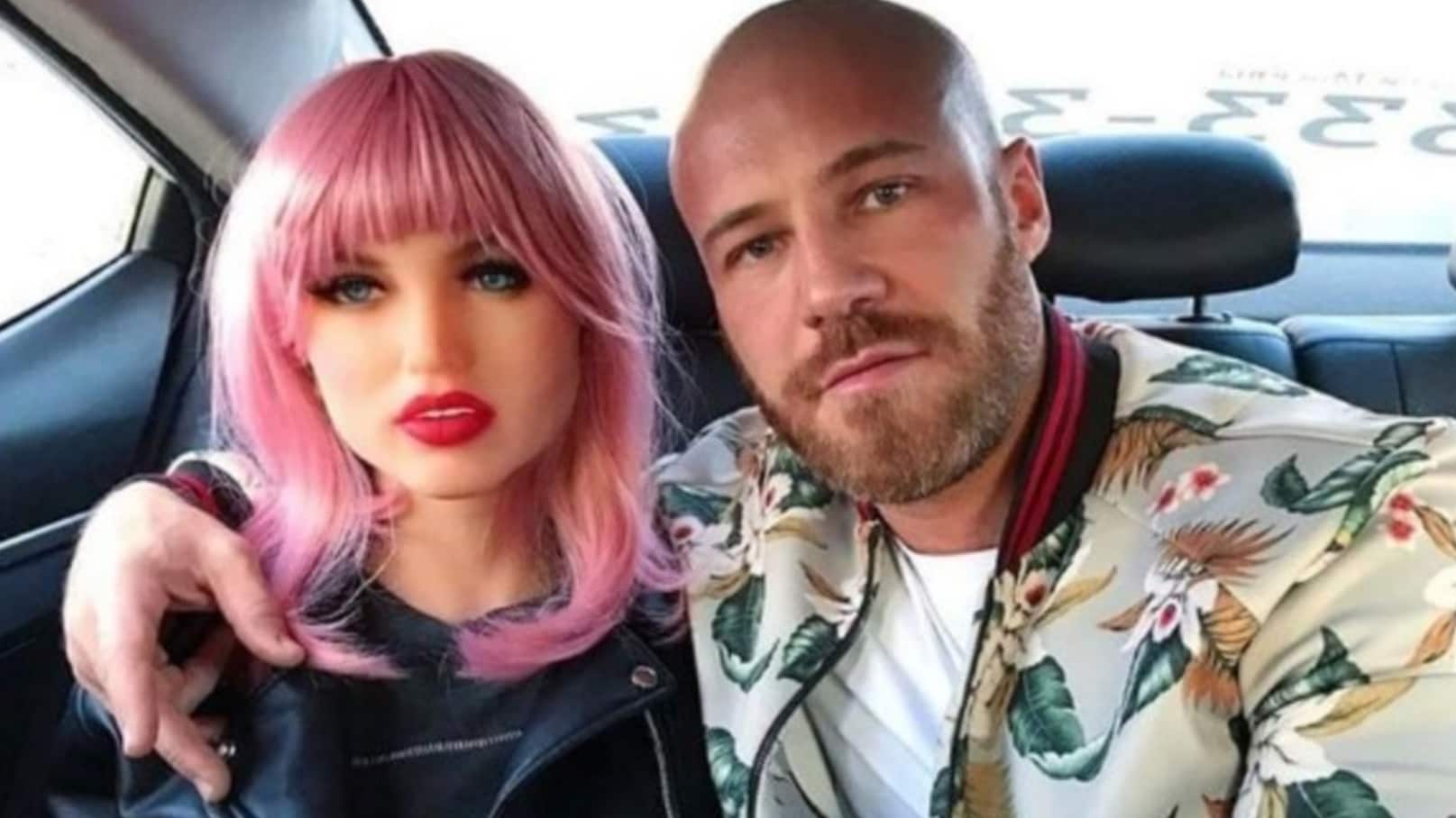 Se divorció de su muñeca inflable luego de una “pelea” y se casó con su nuevo amor.